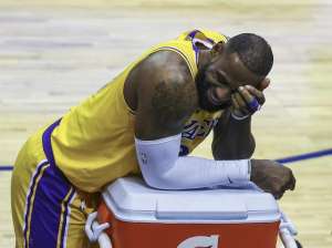 骚老头(替补席陷入疯狂三旬老汉骚出天际，湖人再次打花对手)