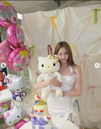 直击欧阳娣娣庆生「妮妮、娜娜全到齐」！低胸开2洞穿超辣  万人朝圣赞爆