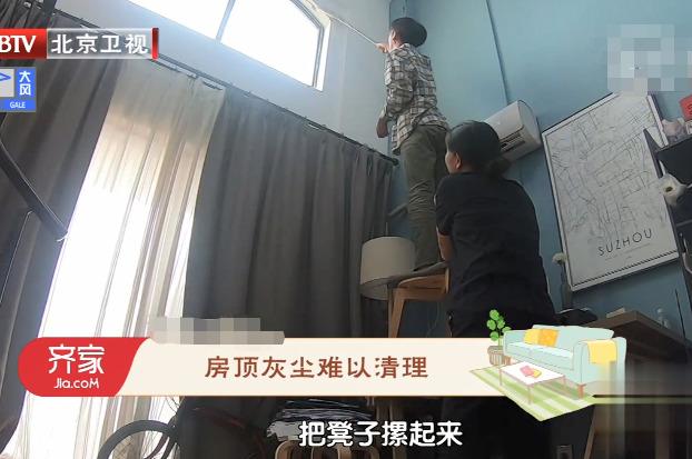 姐弟蜗居25㎡，17岁弟弟躺下面，姐姐不找男朋友，自称很满足