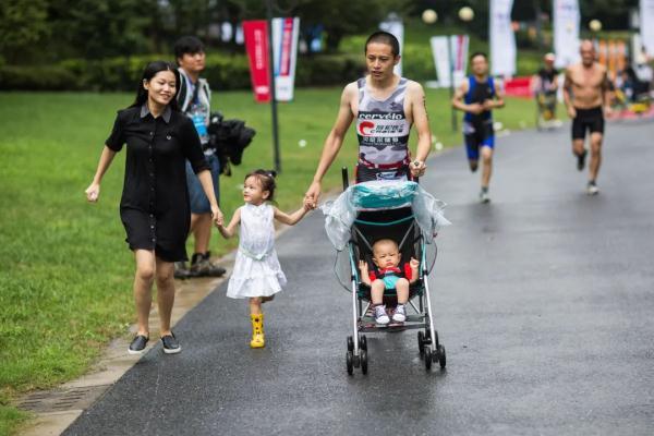 曾被判定活不过3岁,如今他坐着“变形金刚”上小学了