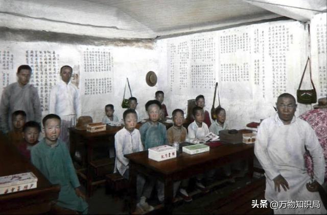 晚清老照片：男男女女挤在一起打麻将，囚徒感觉丢脸躲避镜头