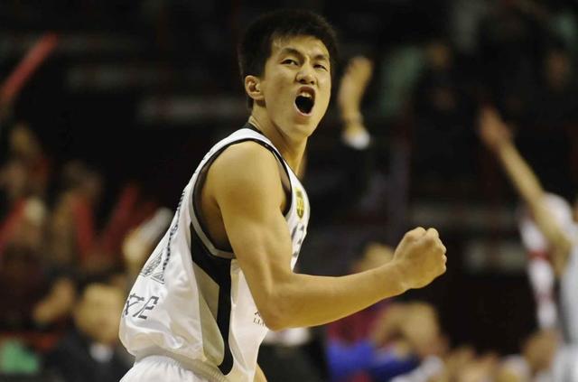 萌妹子被郭艾伦用球疯狂砸头，网友：太过分了吧