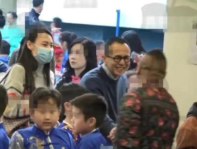 梁洛施罕见和妈妈同框,梁妈妈状态年轻,颜值气质不输女儿