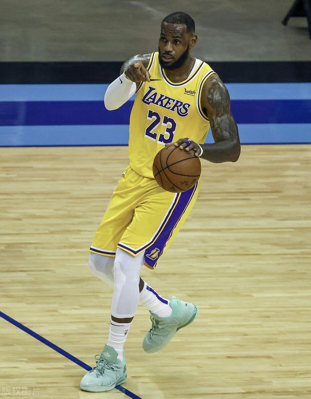 替补席陷入疯狂！三旬老汉骚出天际，湖人再次打花对手