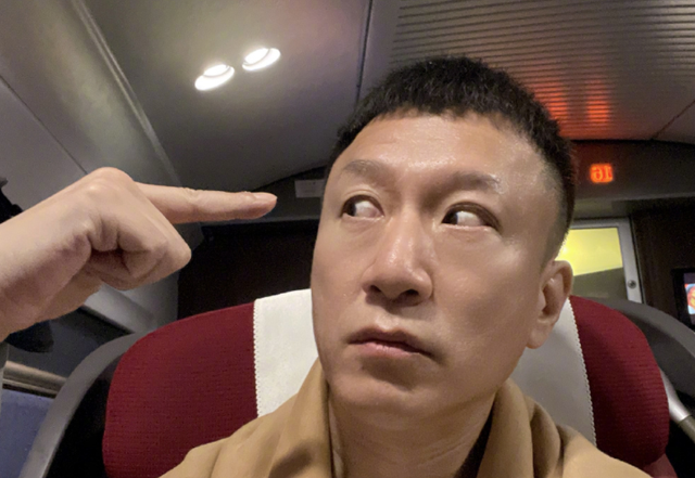 孙红雷一家三口同框，4岁女儿坐爸腿上东张西望，大眼睛萌态十足