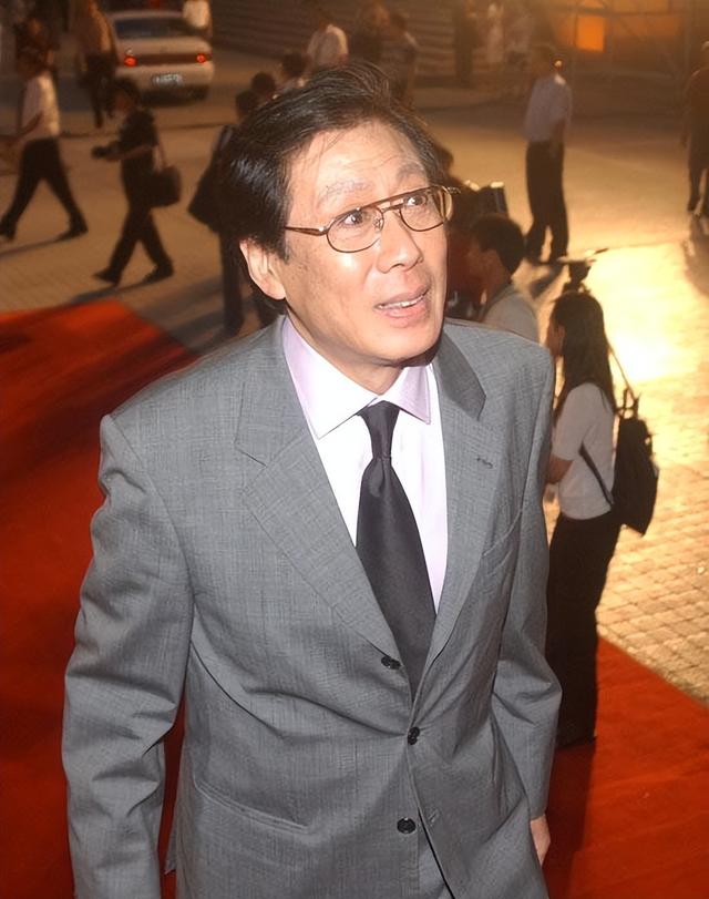 头发花白，衣服全是洞，88岁烟不离手的焦晃，早已走上另一条大道