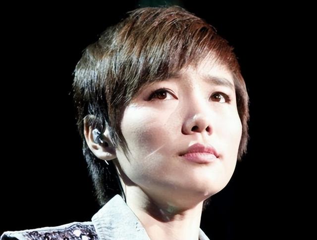 36岁“超女”许飞被质疑整容，本人近照变化大，下巴尖了鼻梁挺了