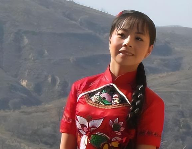 “草根歌手”王二妮和李飞结婚9年，她初心不改，他却像换了个人