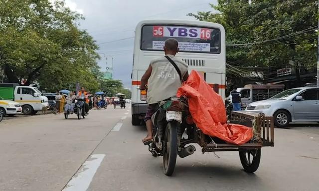 缅甸仰光当局严抓骑摩托车的人！民众：出个门都害怕