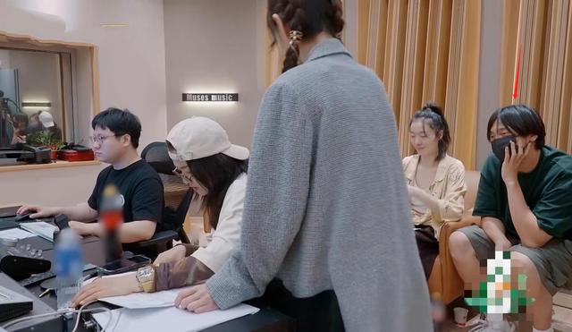 齐溪王传君认爱后首度同框！男方低调现身浪姐3，甜蜜陪伴好恩爱