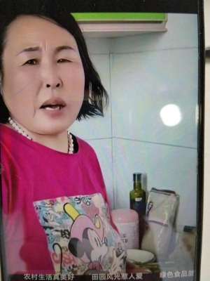 李小雨(李小雨霸气护母，怒怼黑粉侵犯隐私，彰显家庭温情与尊严)