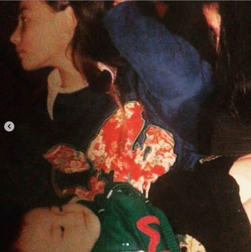 张柏芝晒与弟弟旧照 面容清秀鼻子挺翘