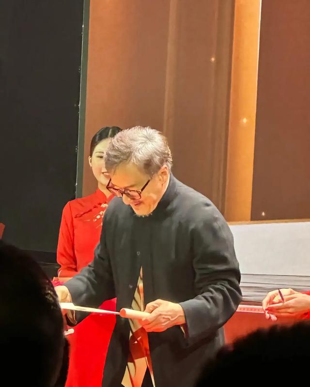 破防了！成龙近照断崖式衰老，头发花白老态龙钟，网友：接受不了