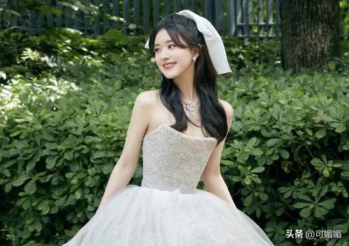 编剧祝明怒怼赵露思后发文回应：娱乐圈的争议风暴