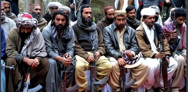 外媒：巴基斯坦瓜达尔港突发大火，多艘船只军舰或被焚毁