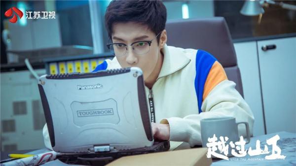 《越过山丘》职场佳人邂逅傲娇总裁,张俪高瀚宇“欧耶CP”逗趣拌嘴