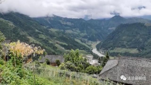 价值100多万！广西一珠宝店被撬盗！现场惊现诡异“雨衣男”……