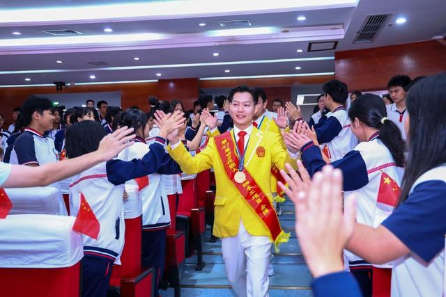 世赛冠军回校接受嘉许，新生：“他是我的偶像，希望自己也能多参加技能竞赛”