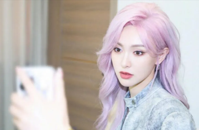 41岁唐嫣换发型像换了个人，穿短外套又美又飒，差点认不出