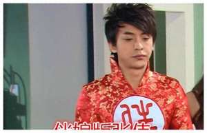 张伟伴娘服图片(《爱情公寓》中的奇葩造型，张伟占了一半，看到曾小贤笑出鹅叫)