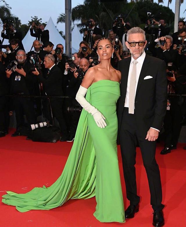 “球花”莫妮卡55岁前夫携娇妻闪耀戛纳！25岁爱妻穿绿裙，太惊艳