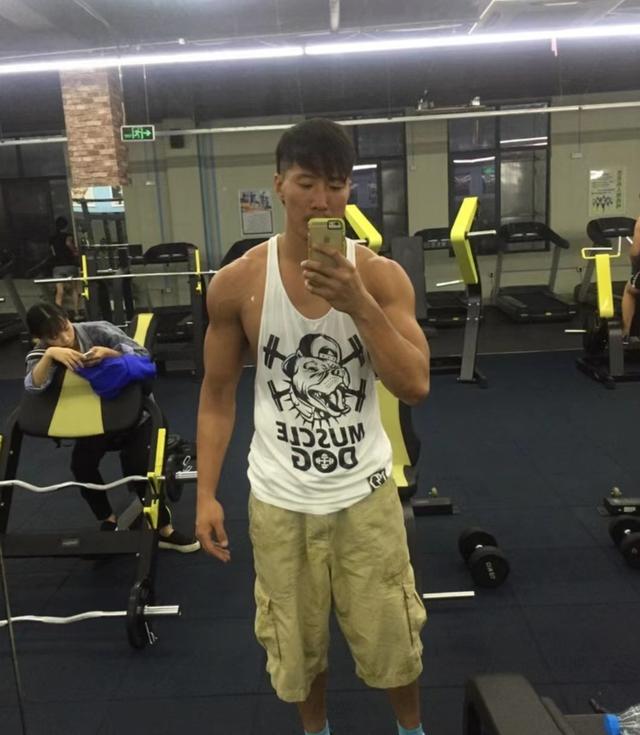 男人味十足！洪金宝42岁小儿子罕见晒照，外型壮硕兼一身小麦肤色