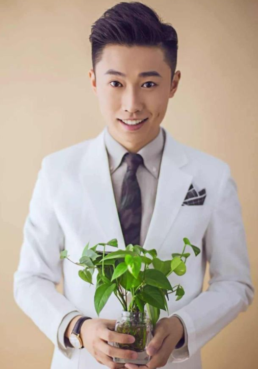 1034W粉的周小闹，一人分饰多角，17年主持不火，一朝整活爆红