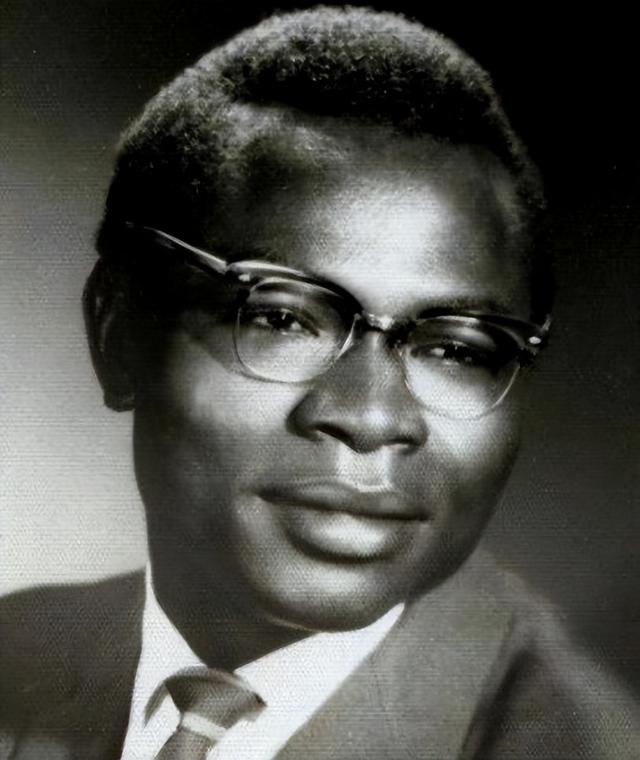 1973年，12岁的奥巴马第一次见到父亲拍合影，老奥巴马也是个人物