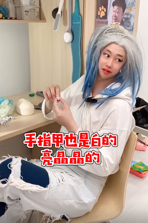 1034W粉的周小闹，一人分饰多角，17年主持不火，一朝整活爆红