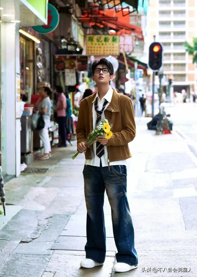 33岁杨洋晒照庆生，从众星捧月到无人问津，体现娱乐圈人情冷暖