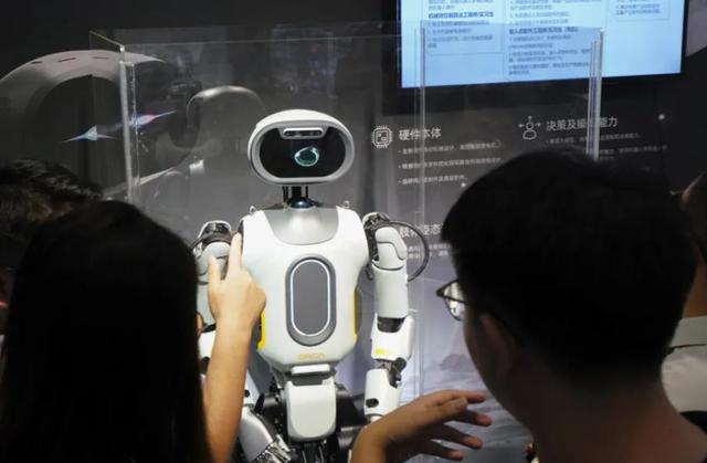 而立之年在徐汇创业逐梦，他开发了“直膝行走机器人”