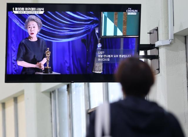 韩国“梅姨”：演情色片、被渣男伤改变命运，73岁终获最佳女配奖