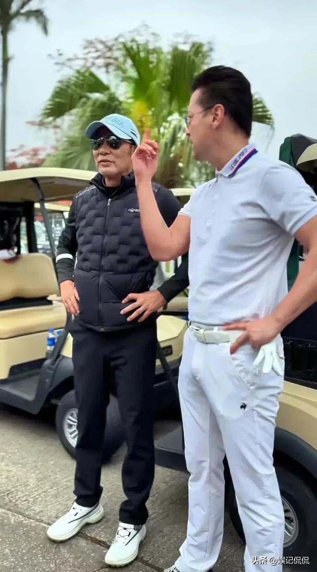 港星任达华王敏德澳门乡村打高尔夫，状态超年轻，与美女合影亲密
