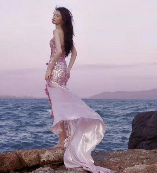 群星亮相GQ盛典红毯：热巴baby美似仙女，何穗刘雯气场超绝