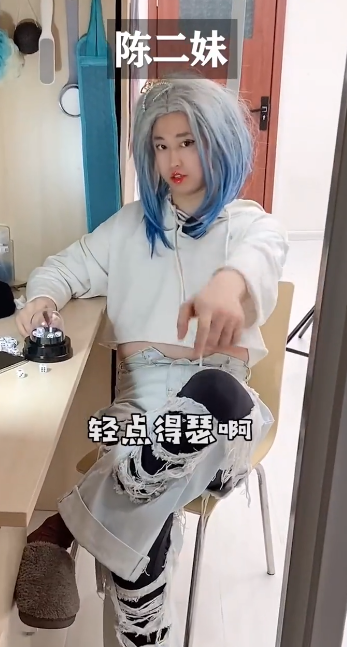 1034W粉的周小闹，一人分饰多角，17年主持不火，一朝整活爆红