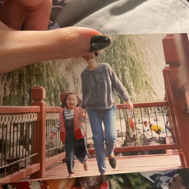 周扬青罕晒儿时与爸妈合影，直面整容争议：从小到大长得毫无关联