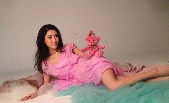 “炫富名媛”郭美美的堕落史,和宠爱她的土豪干爹们