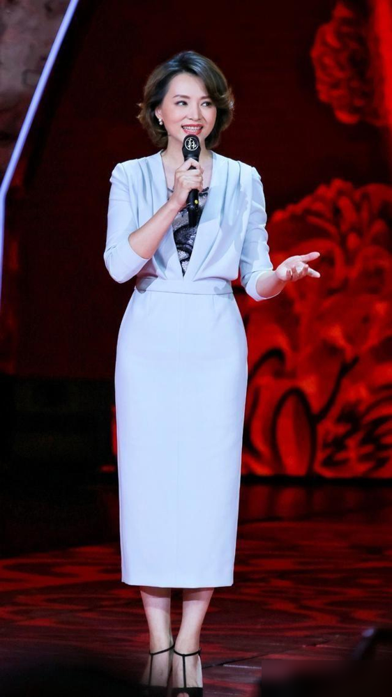 看了董卿,再看孟晚舟:才发现有品位的女人,都不穿短裙配丝袜