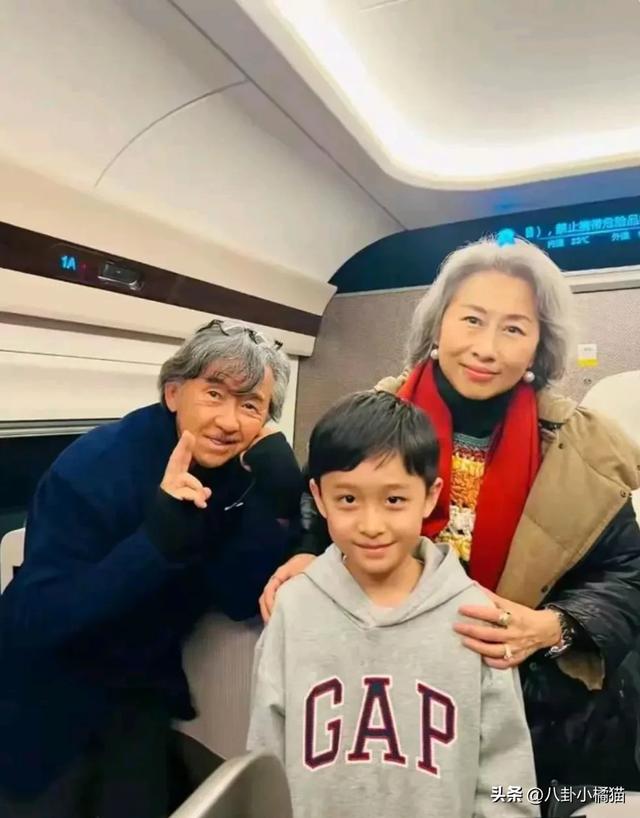 76岁林子祥携叶倩文现身长沙，两人头发全白，林子祥好多老年斑