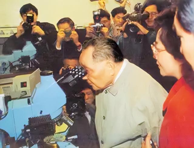 94年邓小平最后一次来上海，离开前对黄菊说：这是上海最后的机遇