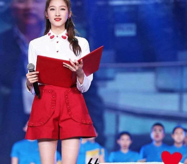 94斤热巴与90斤关晓彤，同穿黑皮裙，网友：谁腰细一目了然