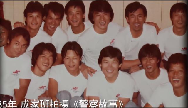 破防了！成龙近照断崖式衰老，头发花白老态龙钟，网友：接受不了