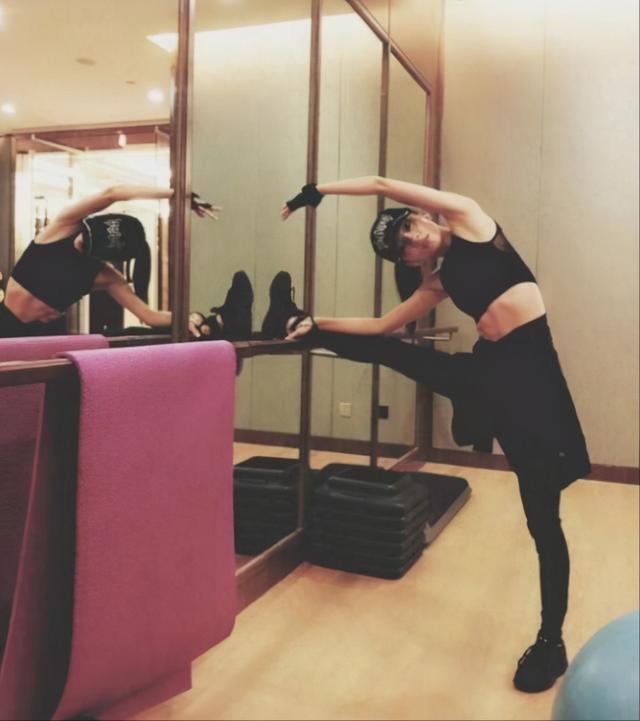 78斤张韶涵与胡彦斌同屏，和他的侧身一样宽，双腿细到并不拢