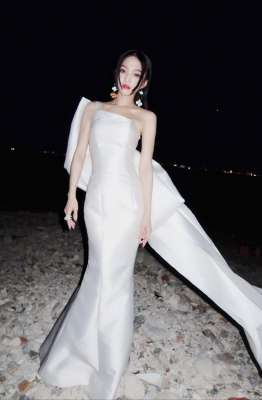 张韶涵体重(78斤张韶涵与胡彦斌同屏，和他的侧身一样宽，双腿细到并不拢)