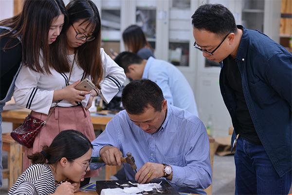 银匠李正云：我雕刻的，是时光