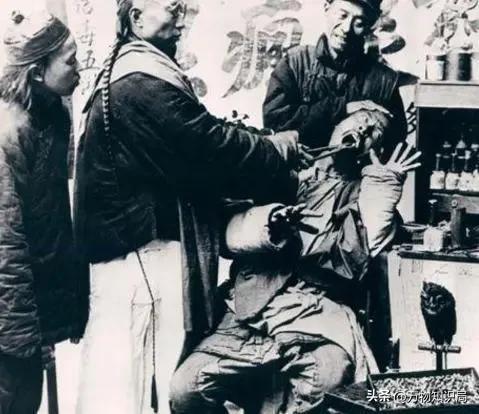 晚清老照片：男男女女挤在一起打麻将，囚徒感觉丢脸躲避镜头