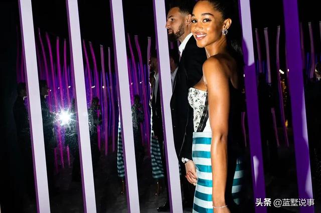 美国黑人女明星劳拉·海瑞尔,曾与NBA球星汤神汤普森牵过手