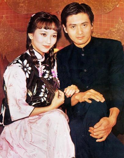 66岁赵雅芝与64岁吕良伟亲密同框，嫩似一对小情侣，与周润发似两代人