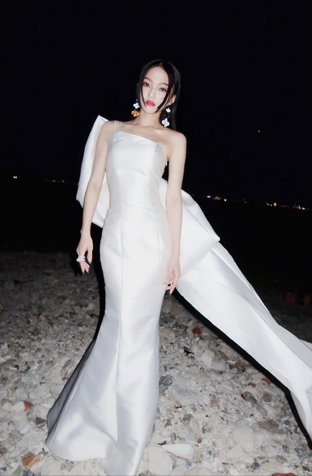 78斤张韶涵与胡彦斌同屏，和他的侧身一样宽，双腿细到并不拢