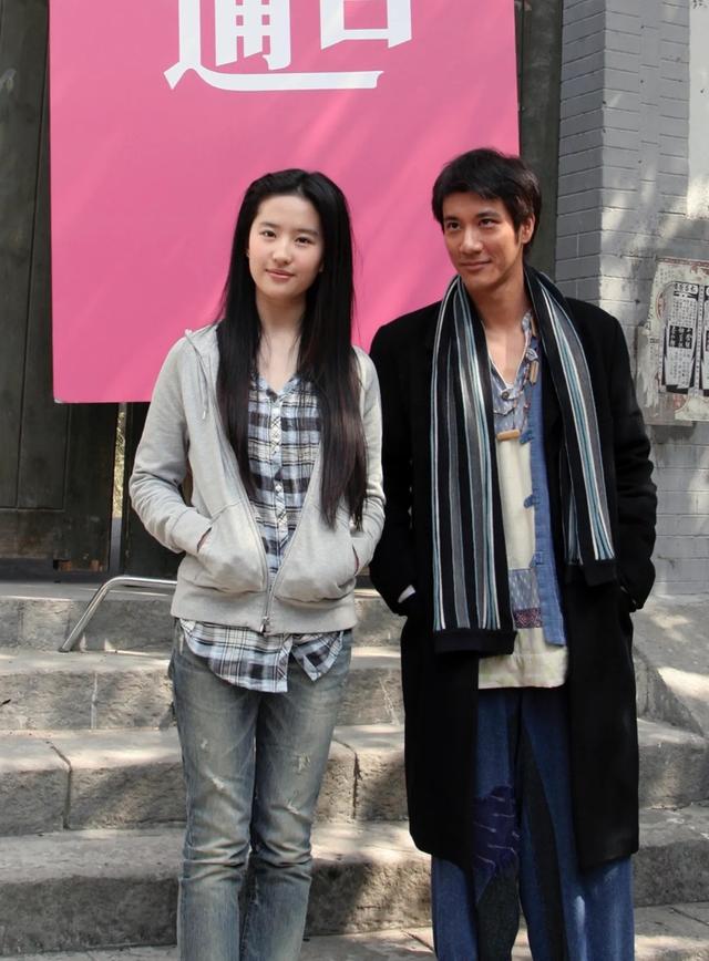 刘亦菲王力宏街头拥抱，网友梦回《恋爱通告》，他俩还拍过婚纱照